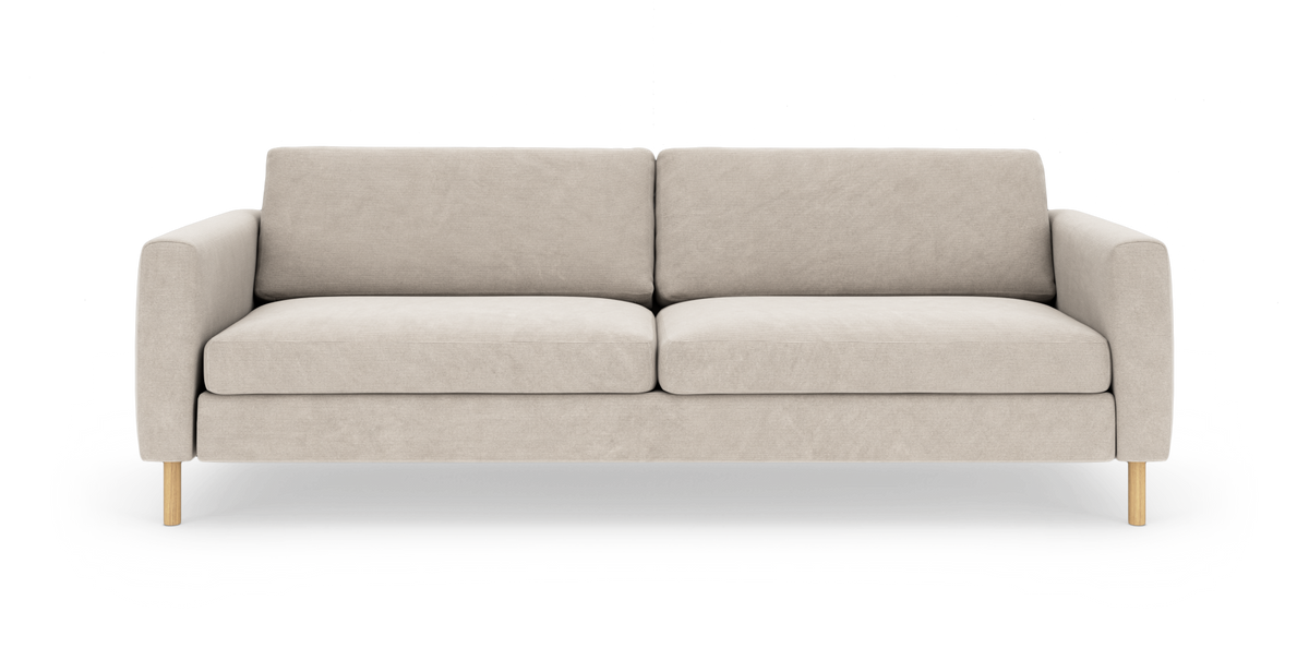 Beige 2-personers stofsofa med lige armlæn og lyse træben, set forfra mod hvid baggrund.