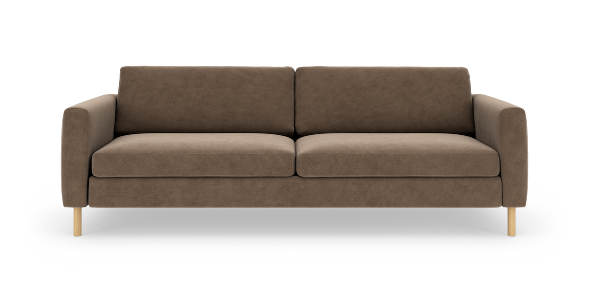 Brun tresæders sofa med lige armlæn og lyse træben, set forfra på hvid baggrund.