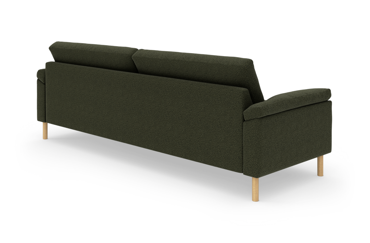 Mørkegrøn 3-personers sofa med træben set skråt bagfra på frilagt hvid baggrund.