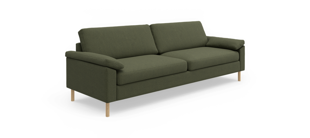Olivengrøn tresæders stofsofa med slanke træben, vist i frontvinkel på frilagt baggrund.