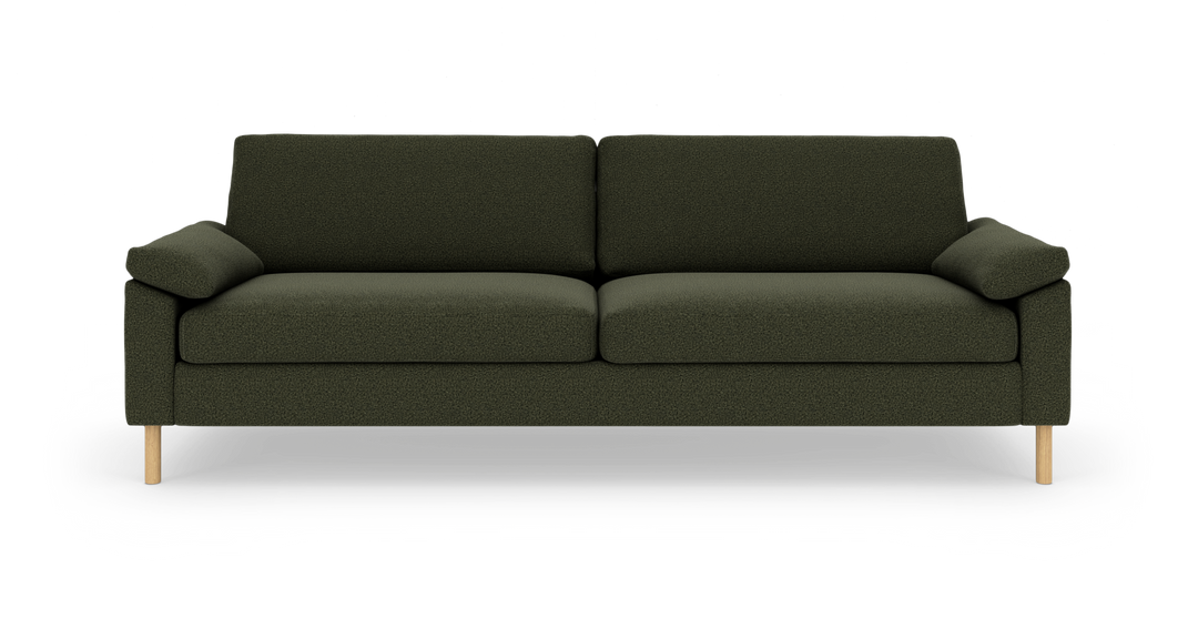 Mørkegrøn 3-personers sofa med træben, set lige forfra mod hvid studiebaggrund.