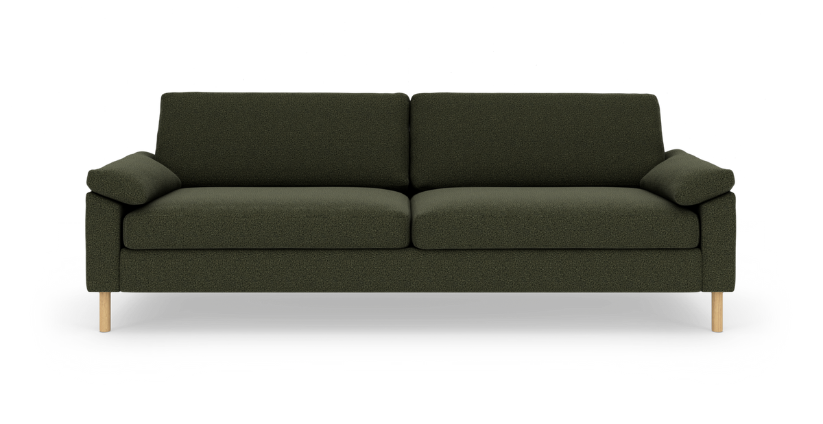 Mørkegrøn 3-personers sofa med træben, set lige forfra mod hvid studiebaggrund.