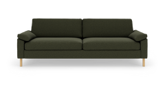 Mørkegrøn 3-personers sofa med træben, set lige forfra mod hvid studiebaggrund.