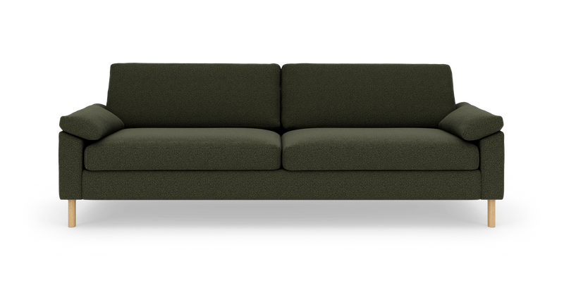 Mørkegrøn 3-personers sofa med træben, set lige forfra mod hvid studiebaggrund._ps