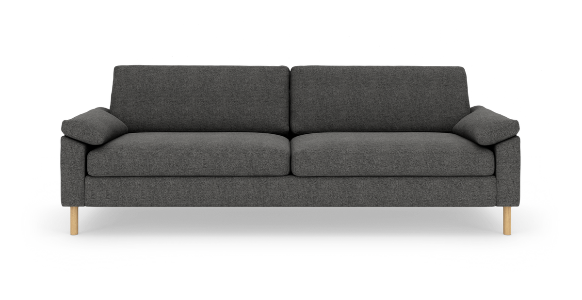 Mørkegrå stofsofa med træben set direkte forfra på hvid baggrund.