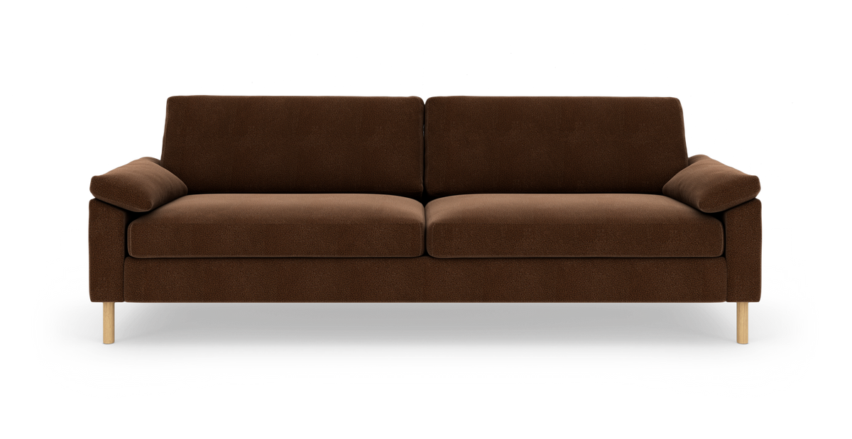 Brun tresæders sofa med træben, frontvisning på hvid baggrund.