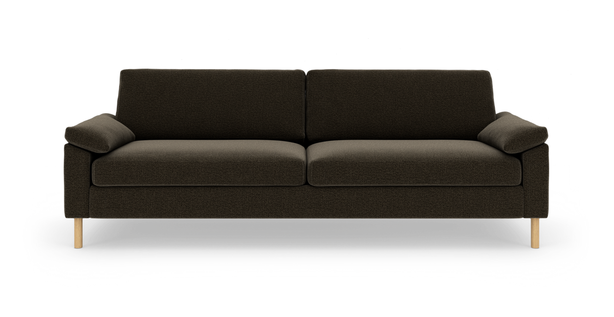 Mørkebrun 3-personers sofa med træben, frontvisning på hvid baggrund.