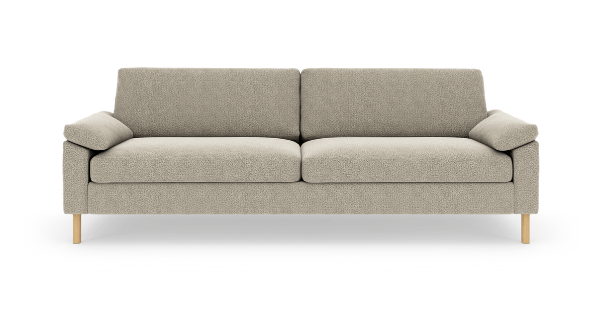 Beige 3-personers sofa i front, på hvid baggrund med træben.