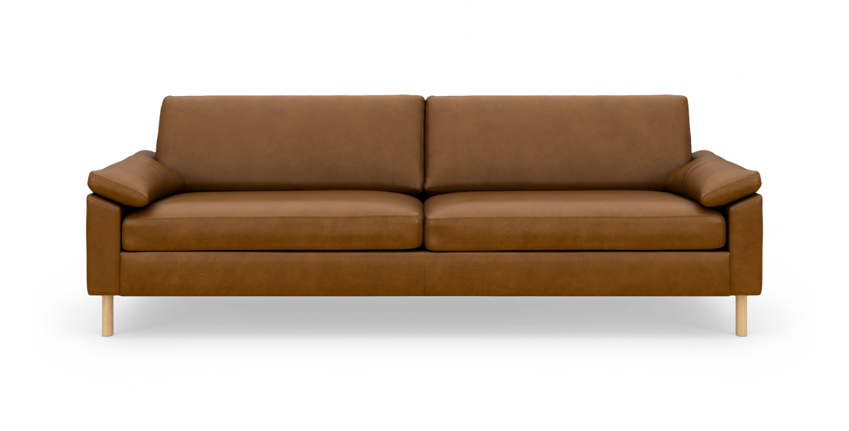 Brun lædersofa med træben, to sædehynder og to ryghynder, frilagt på hvid baggrund.