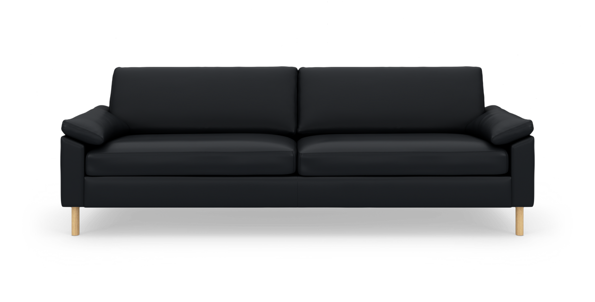 Sort sofa med træben, fotograferet lige forfra på hvid studiebaggrund.
