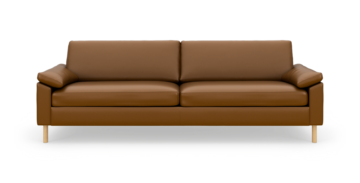 Brun tresædet lædersofa med træben, frontvisning.