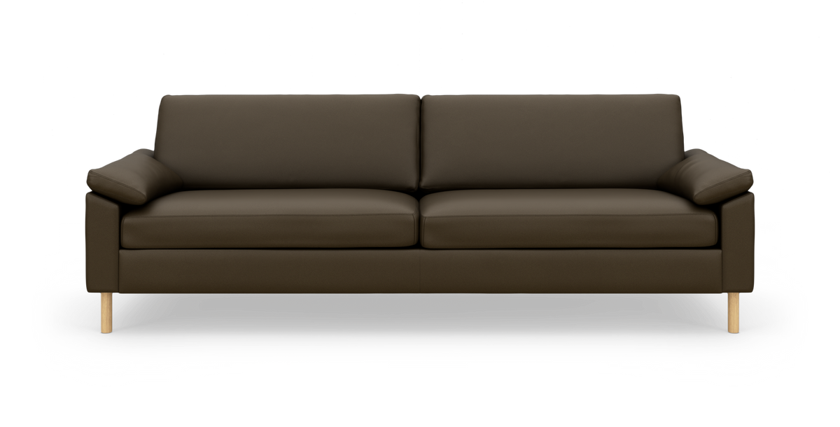 Mørkebrun 3-pers. sofa med træben, fotograferet forfra på hvid baggrund.