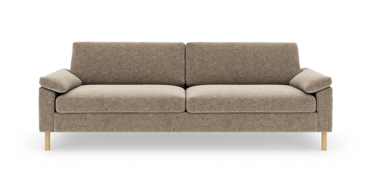 Beigefarvet sofa med to siddepuder og træben, frontvisning mod hvid baggrund.