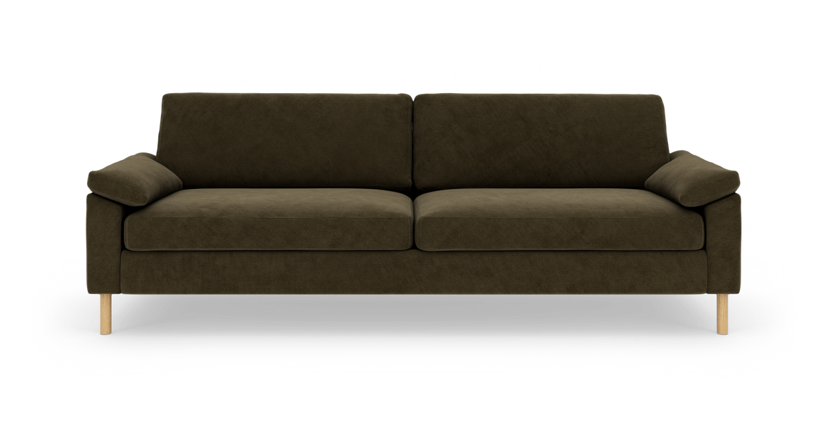 Mørkegrøn tresæders sofa med træben, frontvisning mod hvid baggrund.