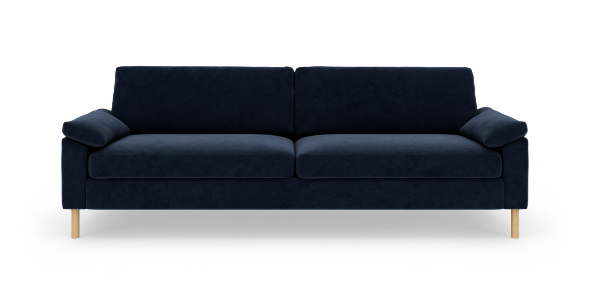 Mørkeblå 3-personers sofa med bløde puder og lyse træben, frontvisning på hvid baggrund.