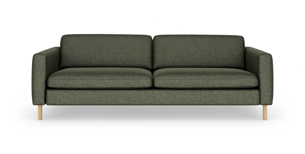 Mørkegrøn sofa med to sædehynder, lige armlæn og lyse træben, frontvisning på hvid studiobaggrund.