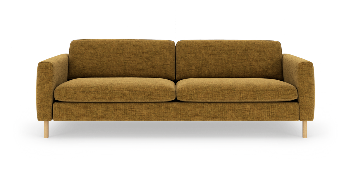 Sennepsgul tresæders sofa med træben, fritlagt på hvid baggrund set forfra.