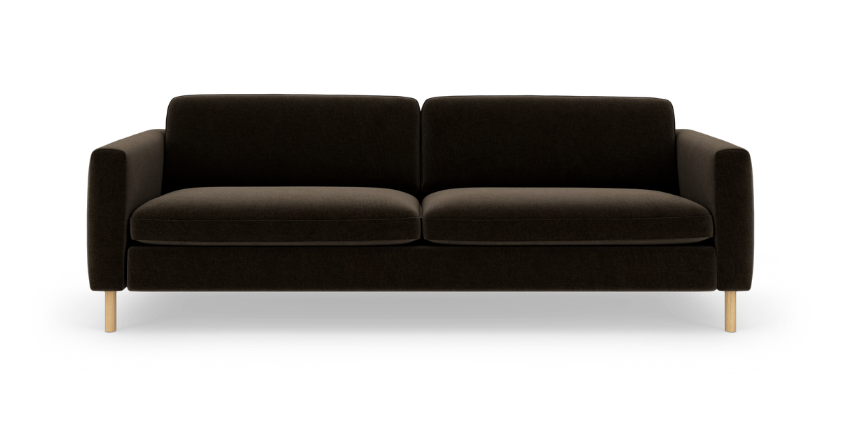Mørkebrun/sort 3-personers sofa med lige armlæn og lyse træben, fritlagt på hvid baggrund.