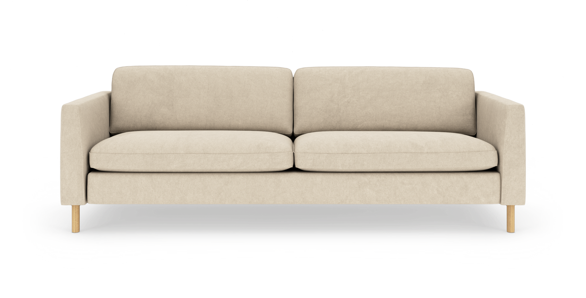 Beige, moderne 3-personers sofa med lige armlæn og træben, fotograferet direkte forfra på hvid studiebaggrund.