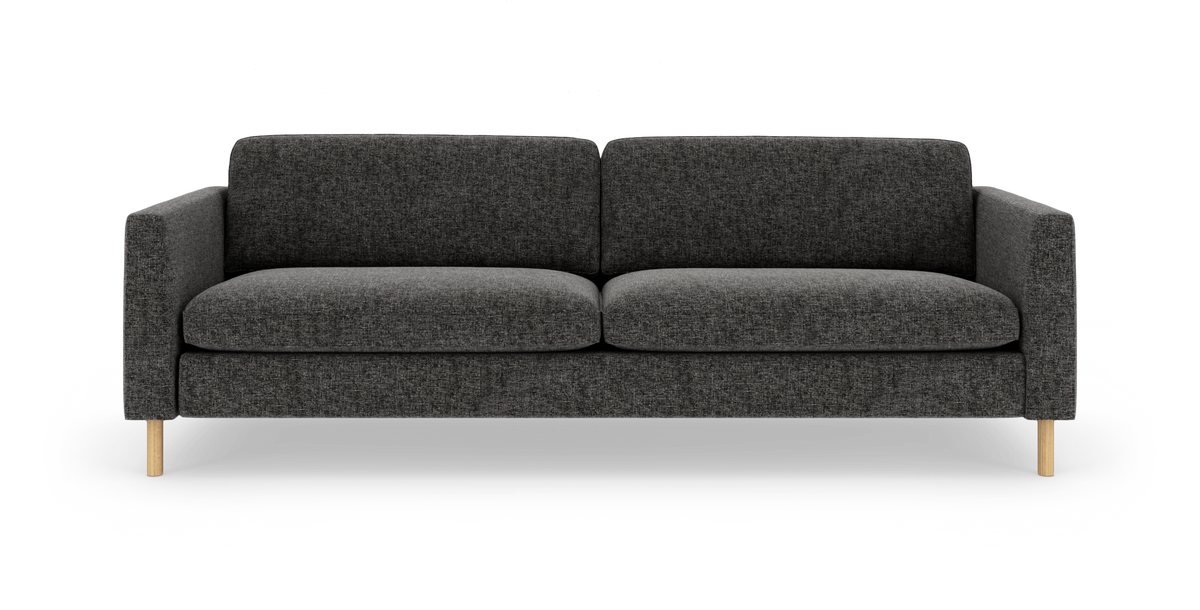 Mørkegrå tresæders sofa med lige armlæn og lyse træben, set forfra på hvid baggrund.