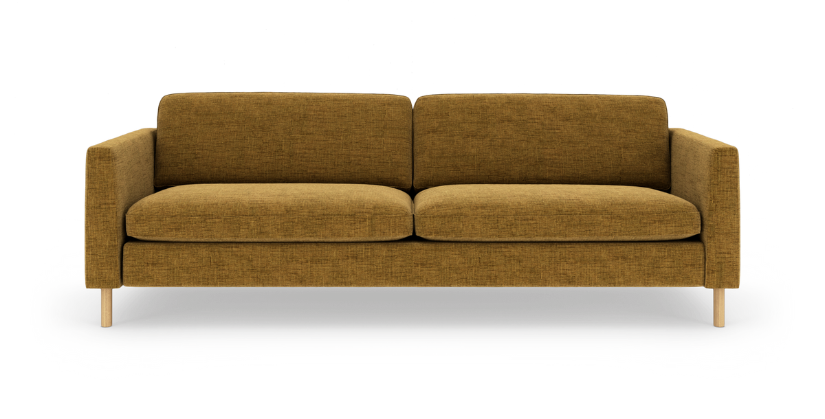 Sennepsgul stofsofa med lige armlæn og lyse træben, frontview i studie.
