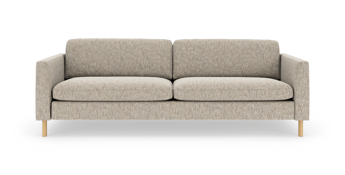 Beige sofa med lige armlæn og lyse træben, frilagt forfra.