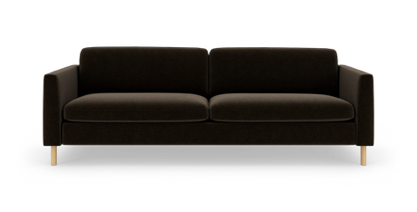 Sofa i mørkebrun polstring med lige armlæn og lyse træben, fotograferet forfra på hvid studiebaggrund.