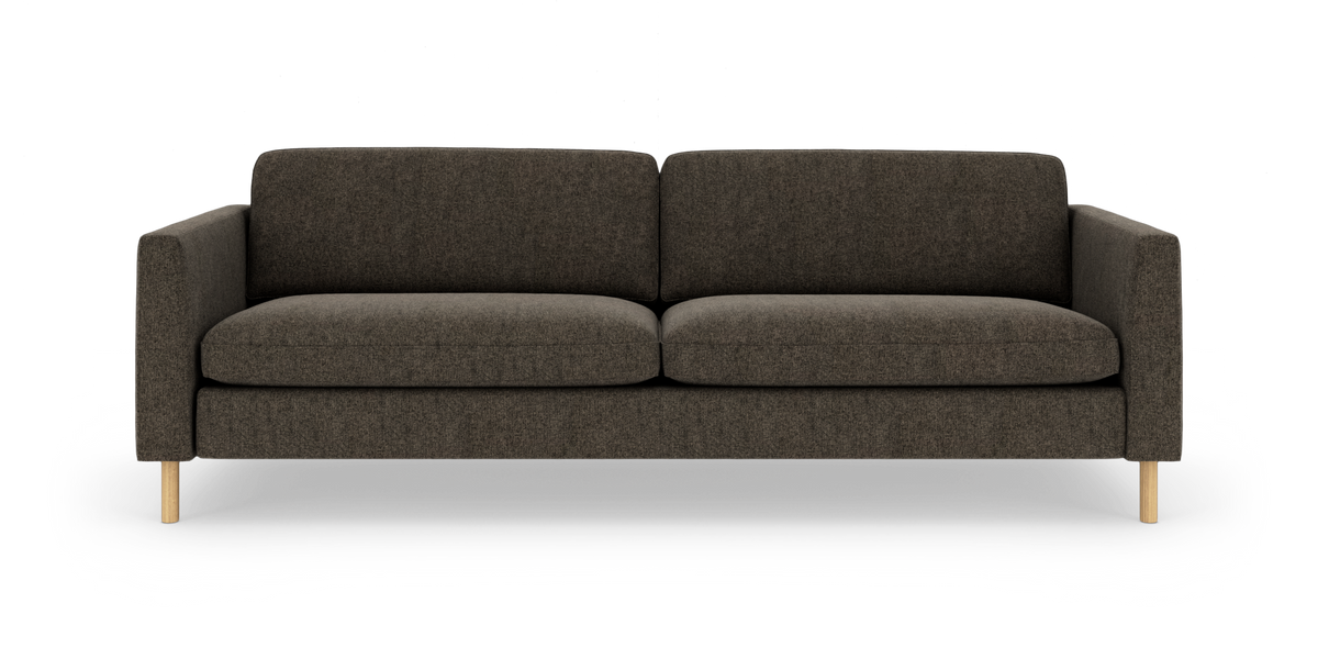 Mørkebrun 2-personers sofa med lige armlæn og lyse træben, isoleret på hvid baggrund.