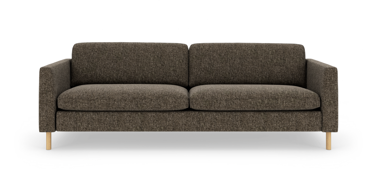 Mørkegrå/brun 3-personers sofa med lige armlæn og lyse træben, frilagt mod hvid baggrund, set forfra.
