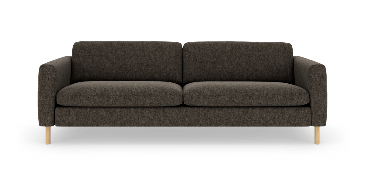 Mørkegrå tresædet sofa med afrundede armlæn og lyse træben, frilagt på hvid baggrund.