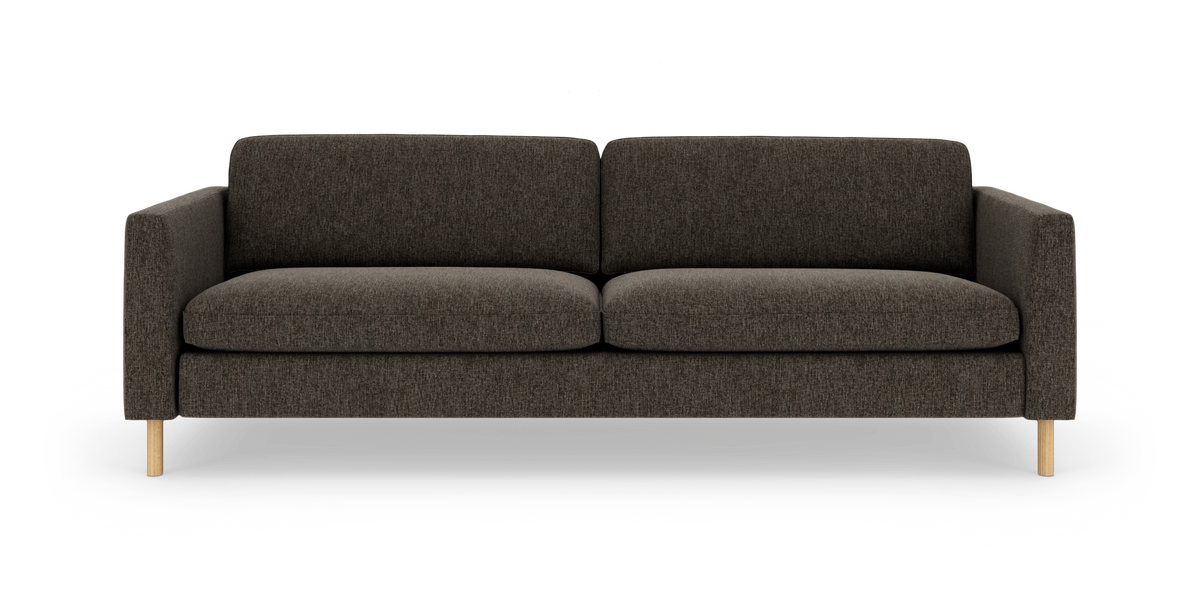 Mørkegrå 3-personers sofa i tekstil med lige armlæn og lyse træben, frilagt på hvid baggrund.