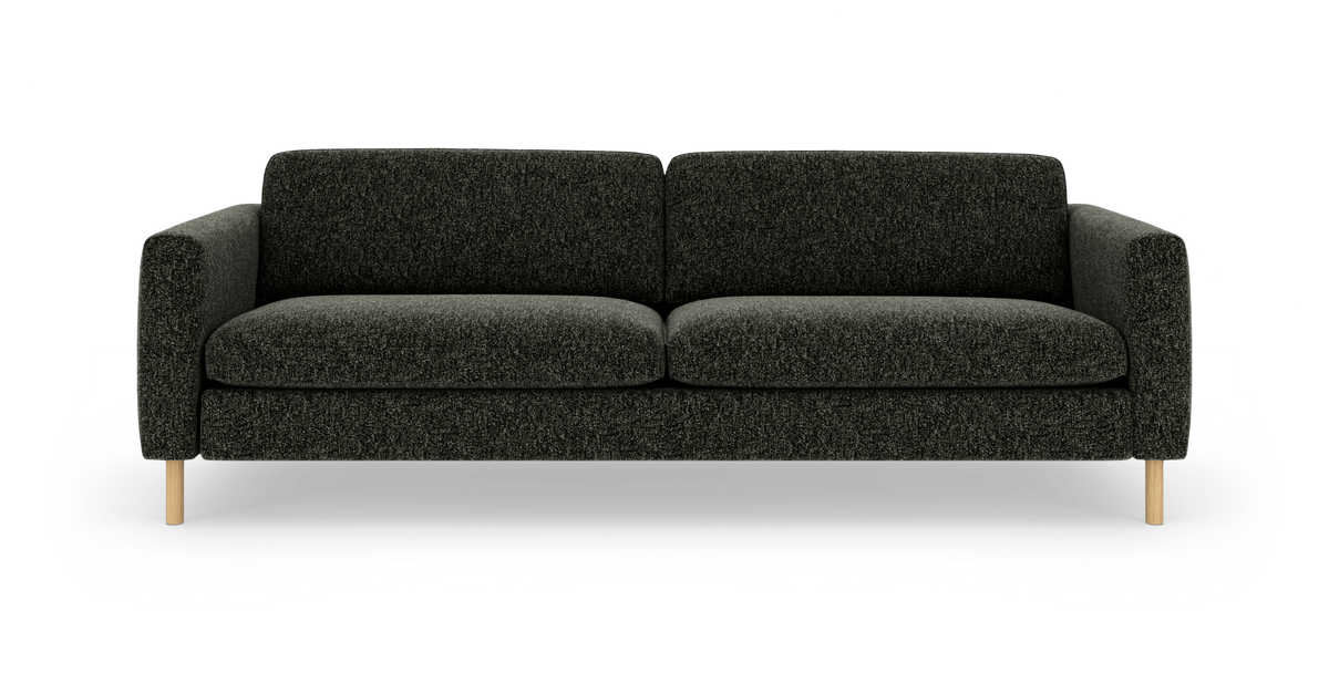 Mørkegrå 3-personers sofa i tekstil med bløde armlæn og lyse træben, fotograferet lige forfra på hvid baggrund.