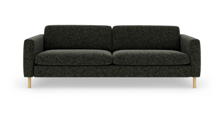 Mørkegrå 3-personers sofa i tekstil med bløde armlæn og lyse træben, fotograferet lige forfra på hvid baggrund.