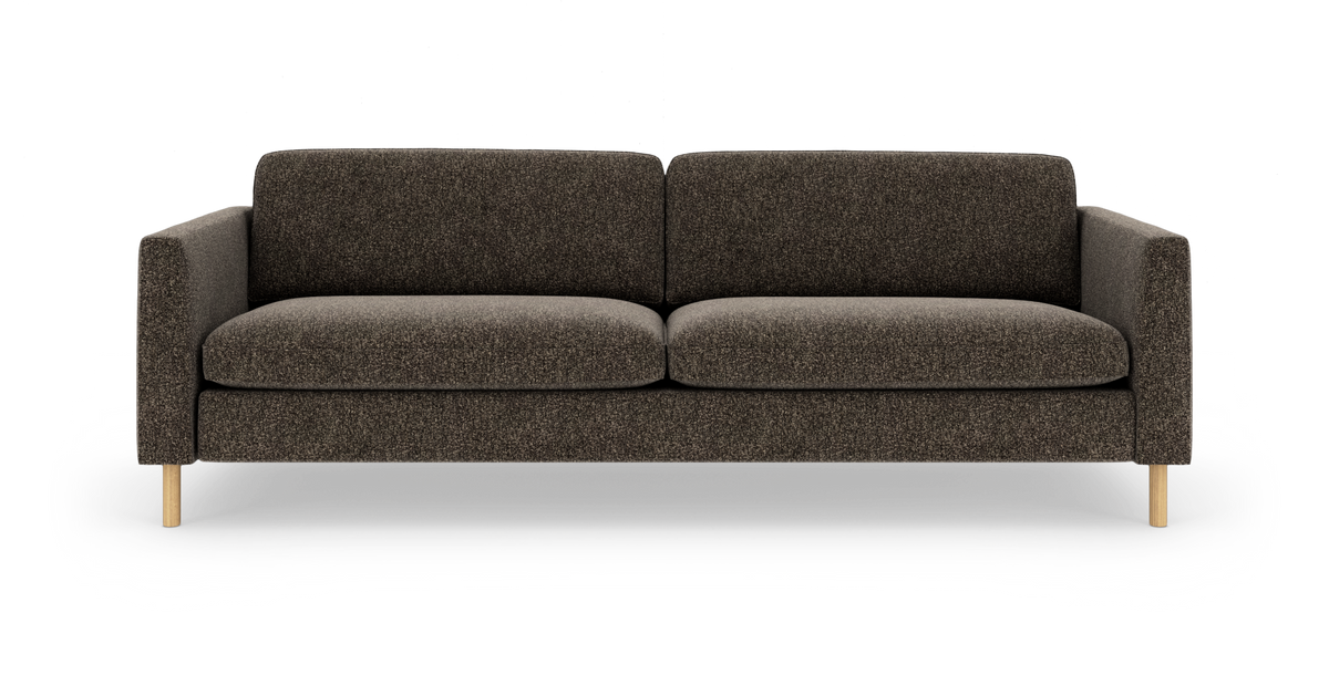 Mørkebrun tresæders sofa i tekstil med lyse træben, front set mod hvid baggrund.
