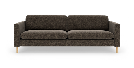 Mørkebrun tresæders sofa i tekstil med lyse træben, front set mod hvid baggrund.