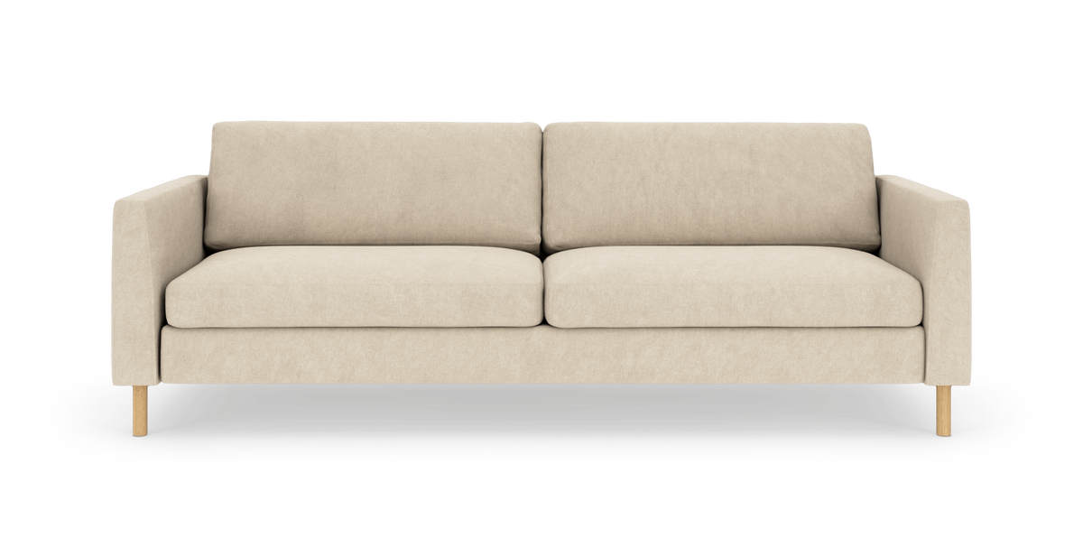 Beige 3-personers sofa med lige armlæn og træben, fritlagt på hvid baggrund.