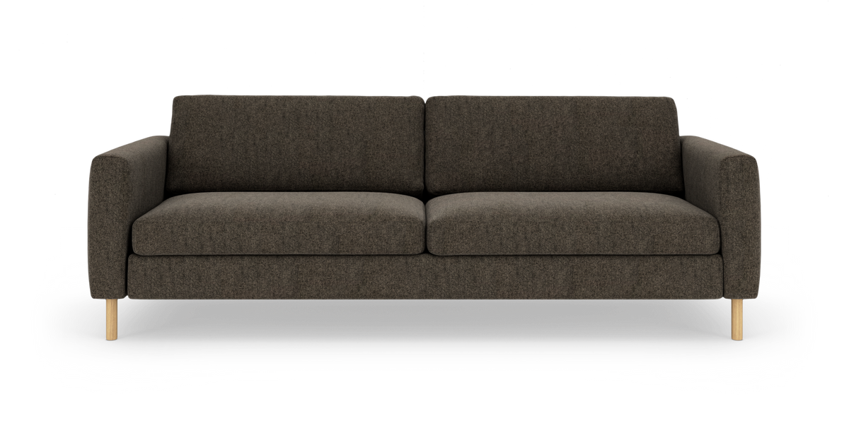 Mørkebrun tresædet sofa med runde træben, frontal visning i studie.