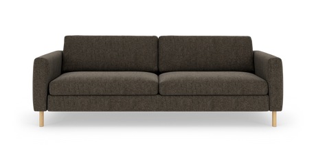 Mørkebrun tresædet sofa med runde træben, frontal visning i studie.
