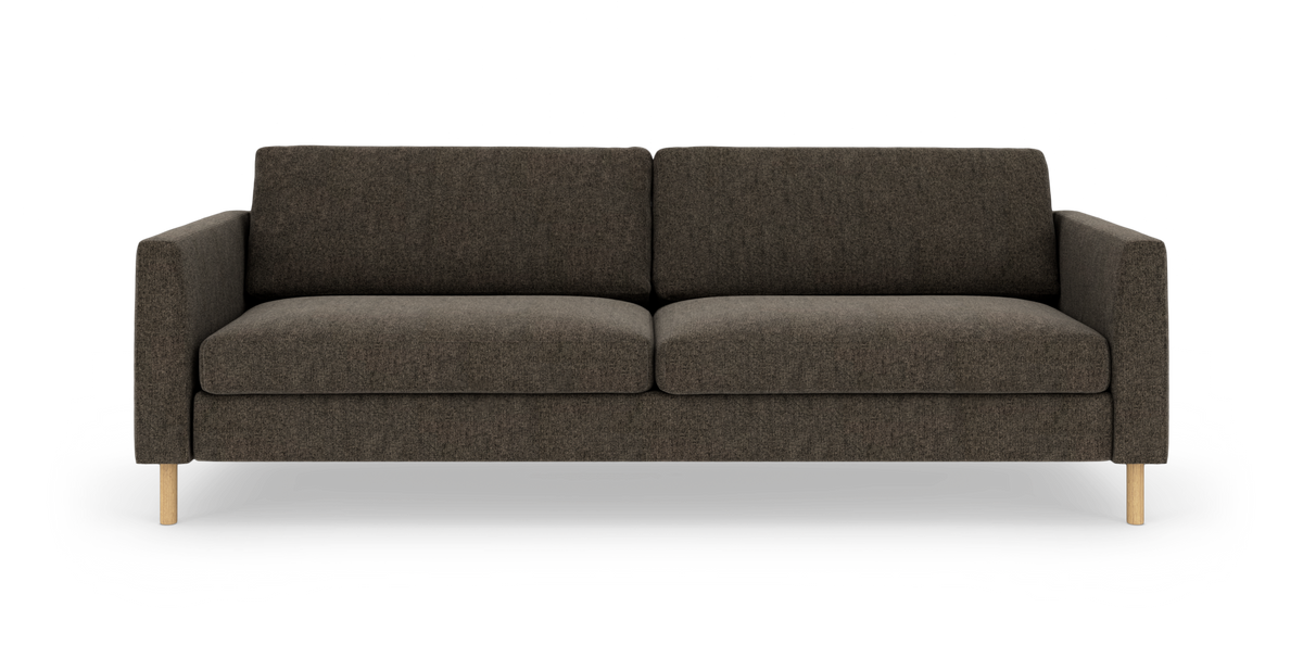 Mørkegrå tresæders sofa med lige armlæn og lyse træben, frontvisning på hvid baggrund.