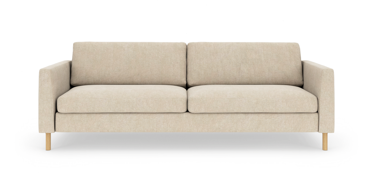 Beige 3-personers sofa i moderne, minimalistisk design med lige armlæn og træben, fritlagt på hvid baggrund.