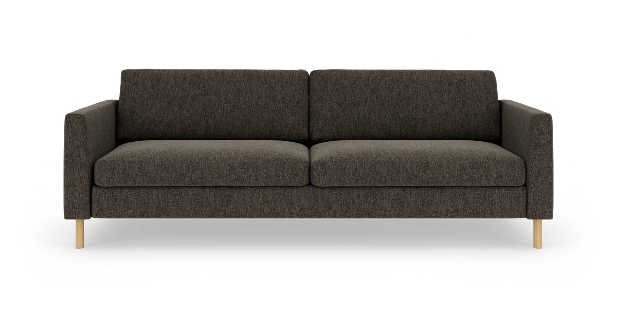Mørkgrå stofsofa med træben, set forfra på hvid baggrund.