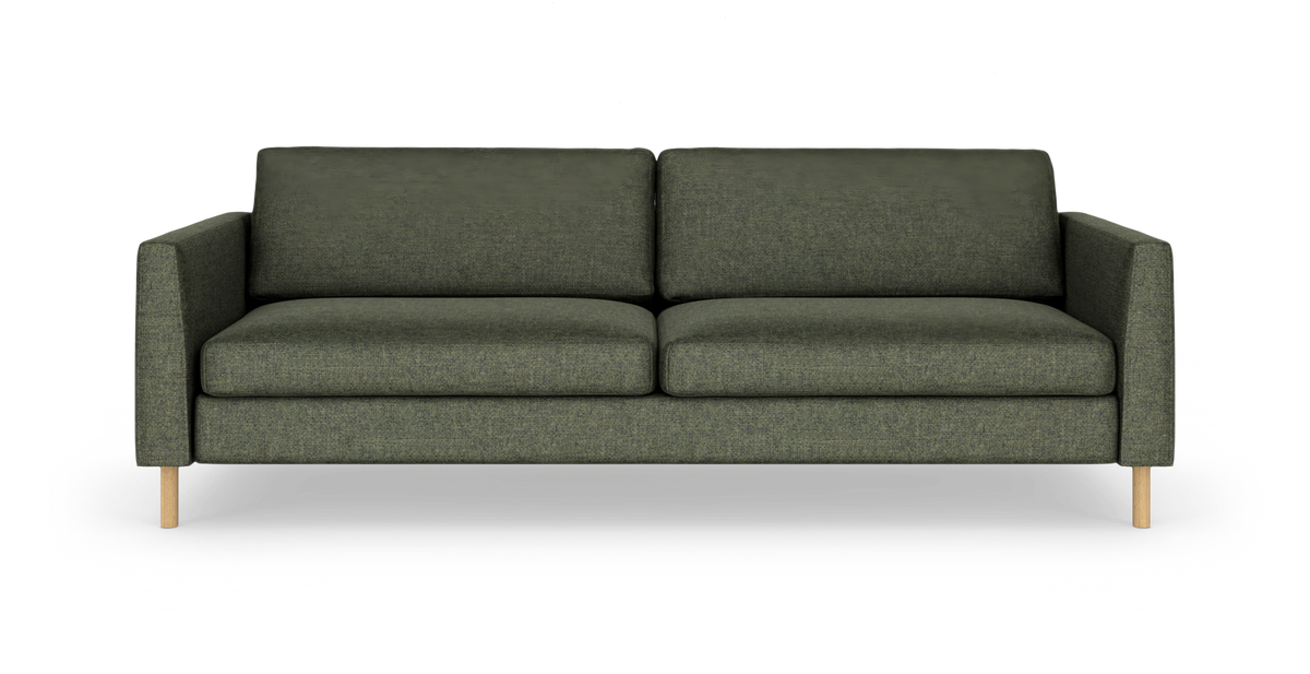 Grøn 3-personers sofa med lige armlæn og lyse træben, fritlagt forfra.