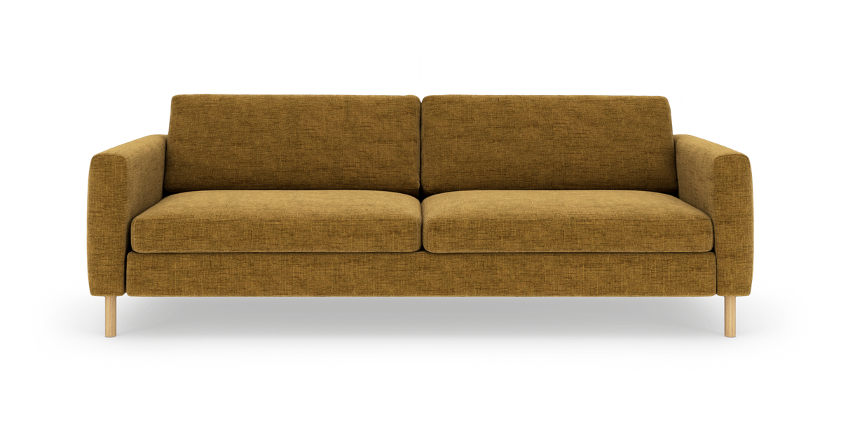 Sennepsgul 3-personers sofa i stof med afrundede armlæn og lyse træben, set forfra mod hvid baggrund.