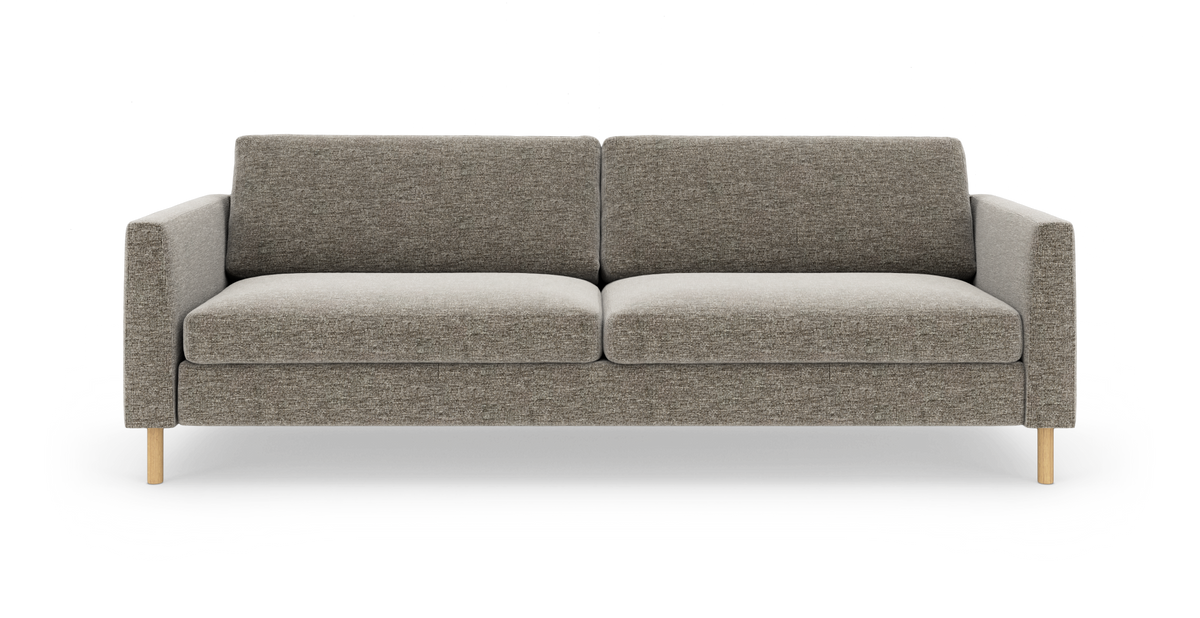 Grå 3‑personers sofa med lige armlæn og lyse træben, set forfra mod hvid baggrund.