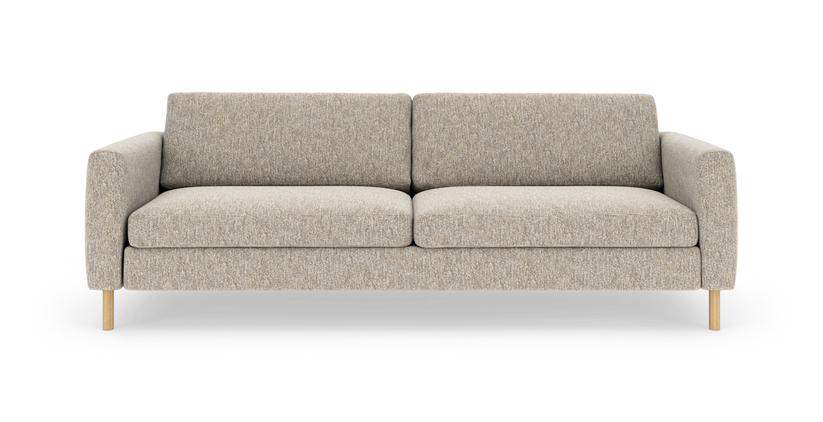Beige 3-personers sofa i blød tekstil med afrundede armlæn og lyse træben, frilagt på hvid baggrund.