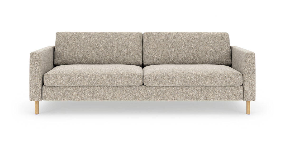 Beige 3-personers stofsofa med lige armlæn og lyse træben, frontvisning på neutral baggrund.