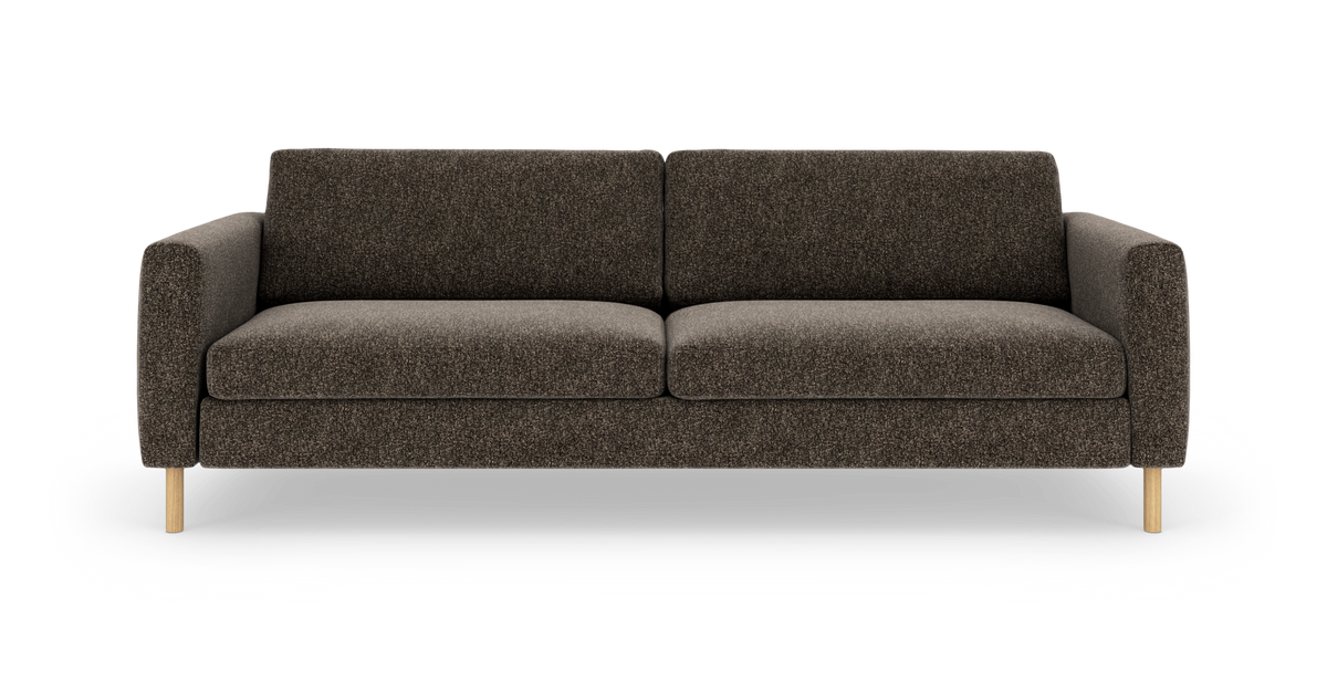 Brungrå tresæders sofa i tekstil med lyse træben, fotograferet lige for i studieopsætning.
