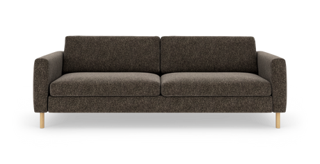 Brungrå tresæders sofa i tekstil med lyse træben, fotograferet lige for i studieopsætning.