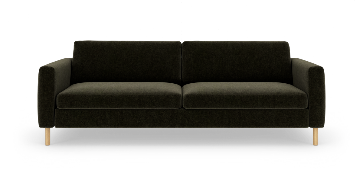 Mørkegrøn, moderne 3‑personers sofa med lige armlæn og træben på hvid studiebaggrund.