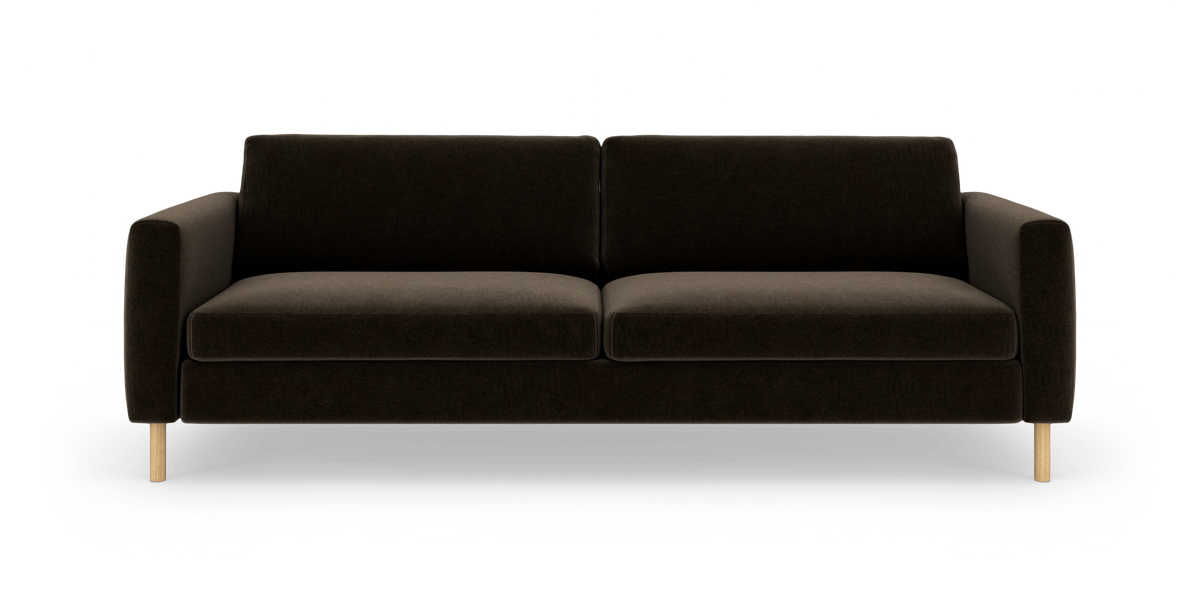 Mørkebrun 2-personers sofa med lige armlæn og lyse træben, set forfra mod hvid baggrund.